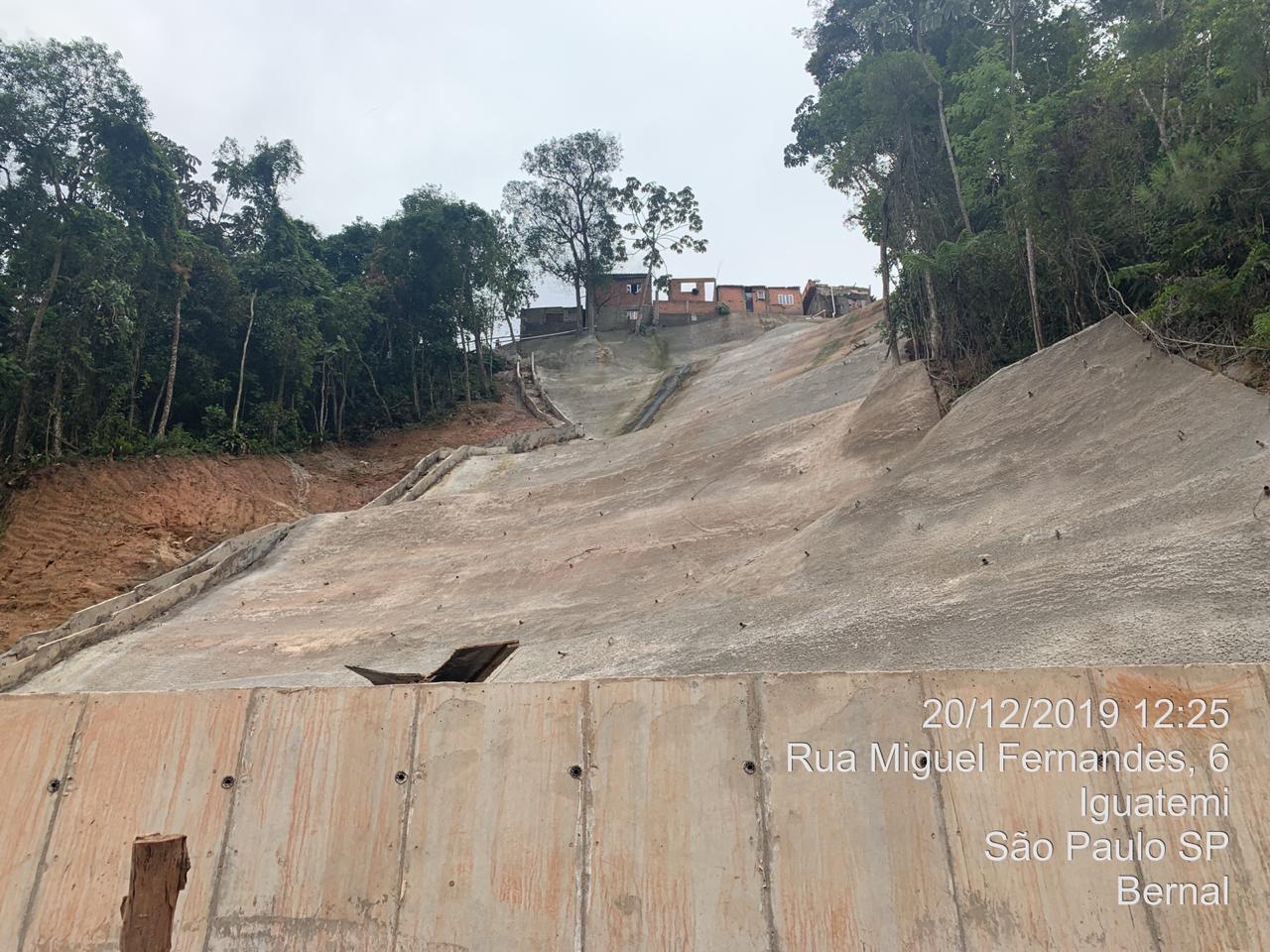 Uma espécie de banho de concreto foi dado em toda a área que deslizou. No alto do morro, casas humildes estão à beira do início da parte cimentada.